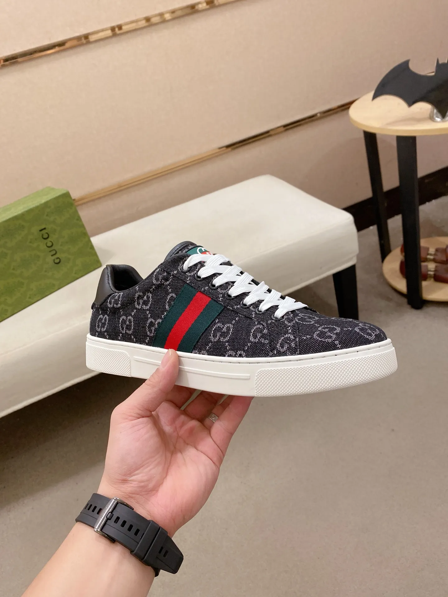 Factory price: 460💰 (GUCCI) The latest model from the official website 🎁🎁Casual and fashionable men's shoes👟, hot style 💥The version is simple and elegant, exclusive for trendy men. Unique official website latest brand elements 👑Gucci original decoration, fashionable and generous, the fabric is original cowhide ✅sheepskin lining, the official website specifies wear-resistant casual outsole, the classic model is taken in kind at the counter🎬38-44 (45 is not returned or exchanged)